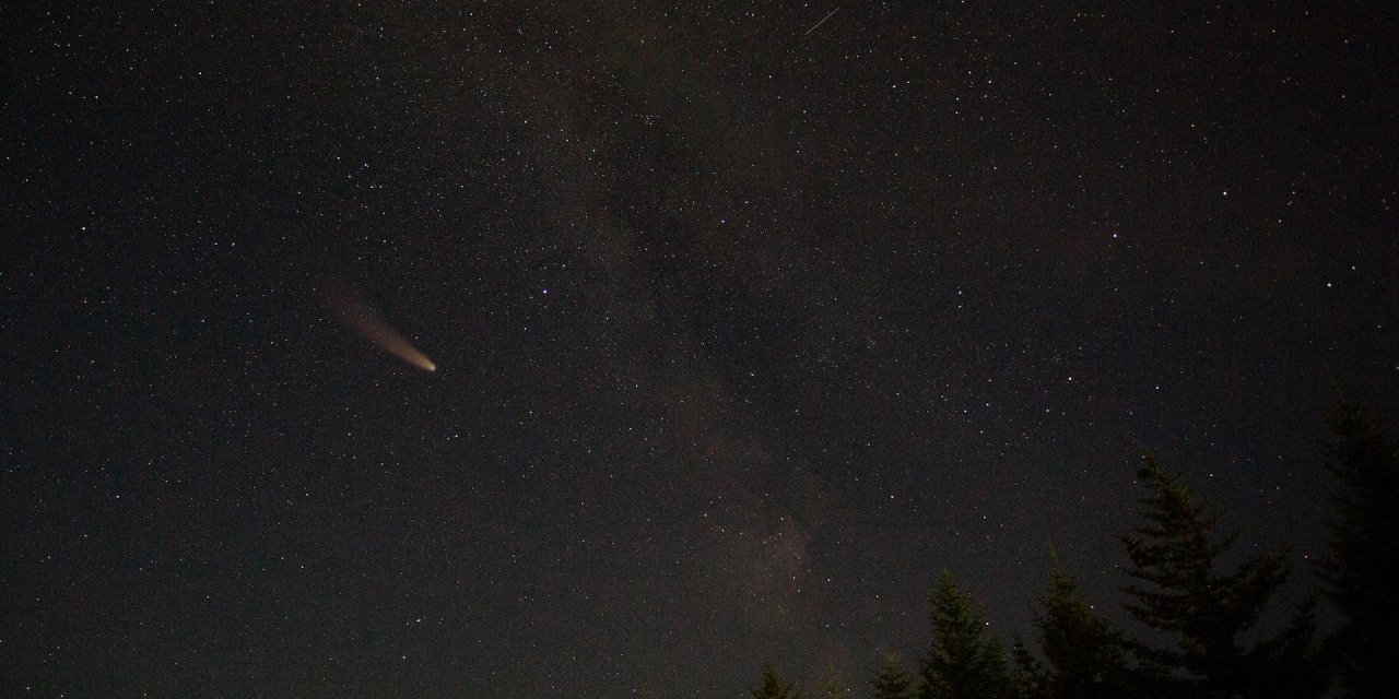 Hours left before the giant asteroid passes between the Earth and the Moon! An exciting and curious anticipation...