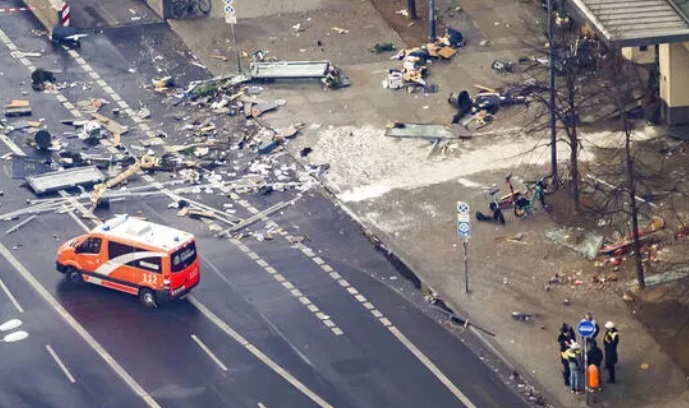 The Giant Aquarium Inside A Famous Hotel Exploded In Berlin: 1,500 Fish ...